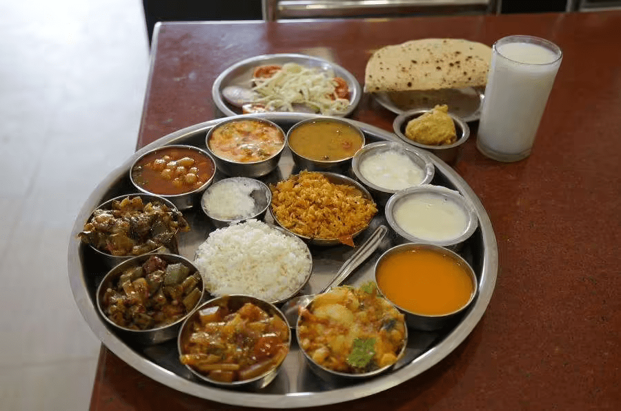 Le thali traditionnel du Gujarati