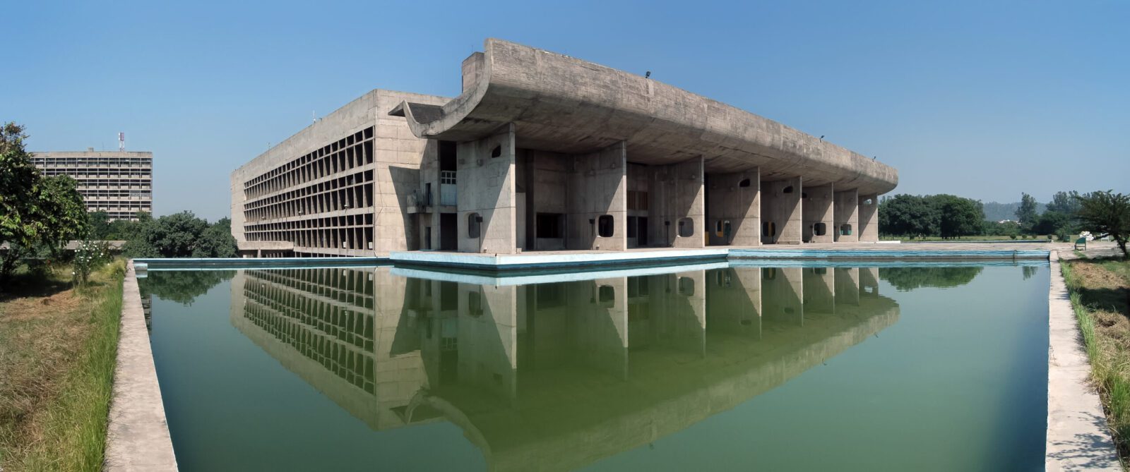 https://www.voyageeninde.org/wp-content/uploads/2023/01/Palace_of_Assembly_Chandigarh-1-scaled.jpg