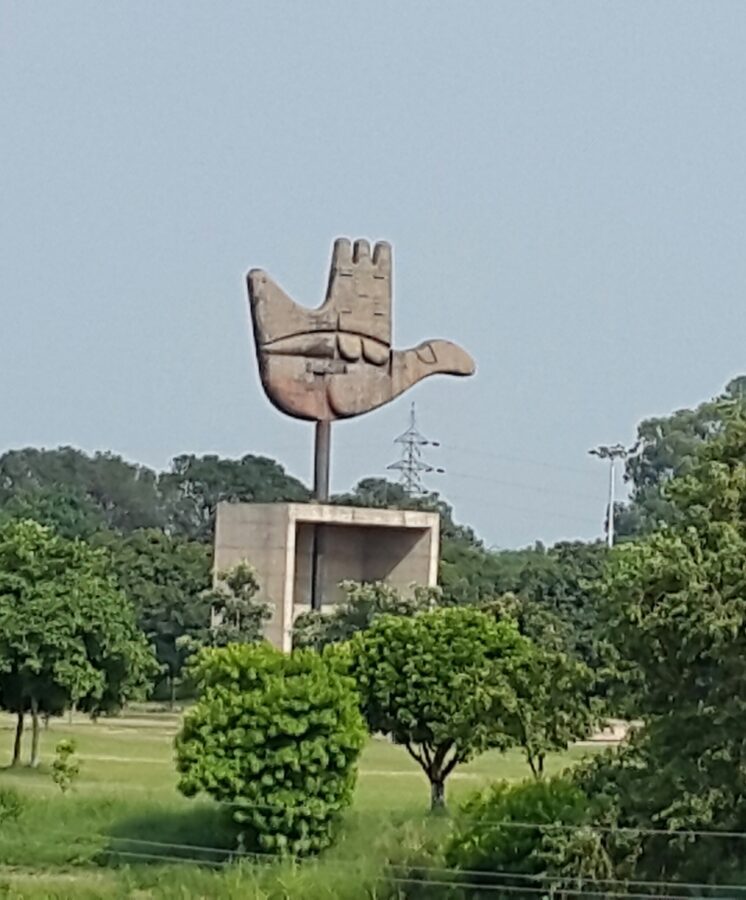 Le monument de la main ouverte tournante